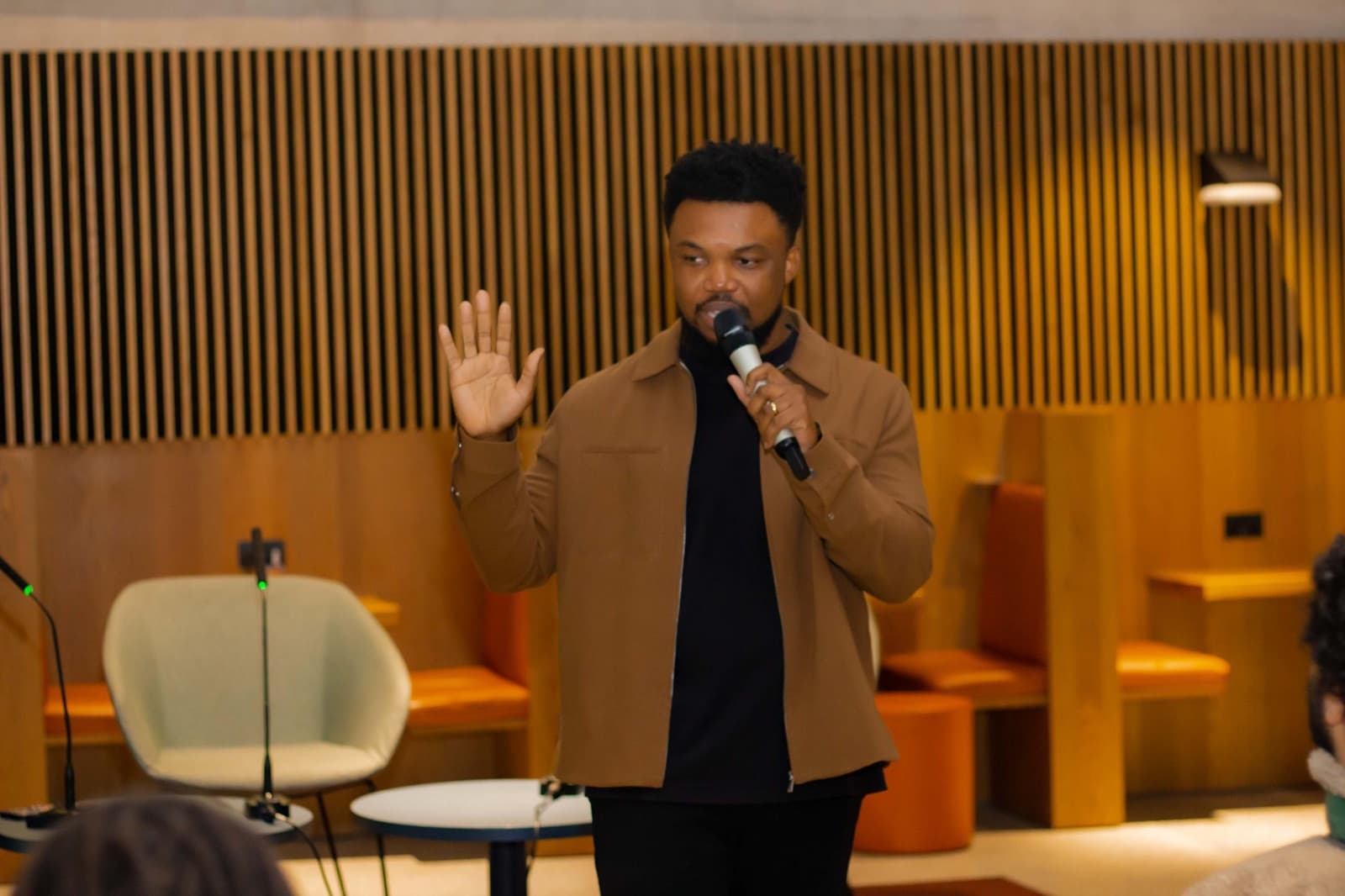 Sydney leading a live session